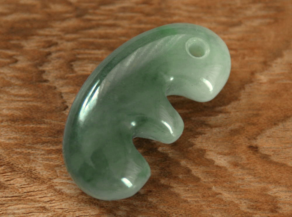 楽天市場】糸魚川翡翠大珠 C01631 陽春 作 31.8mm*25mm*12mm 糸魚川産