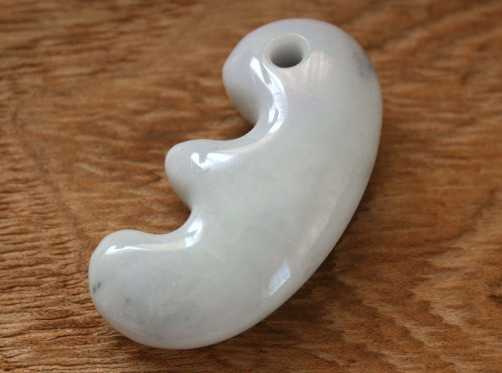 楽天市場】糸魚川翡翠子持ち勾玉 M10002 陽春 作 31mm*16mm*10mm