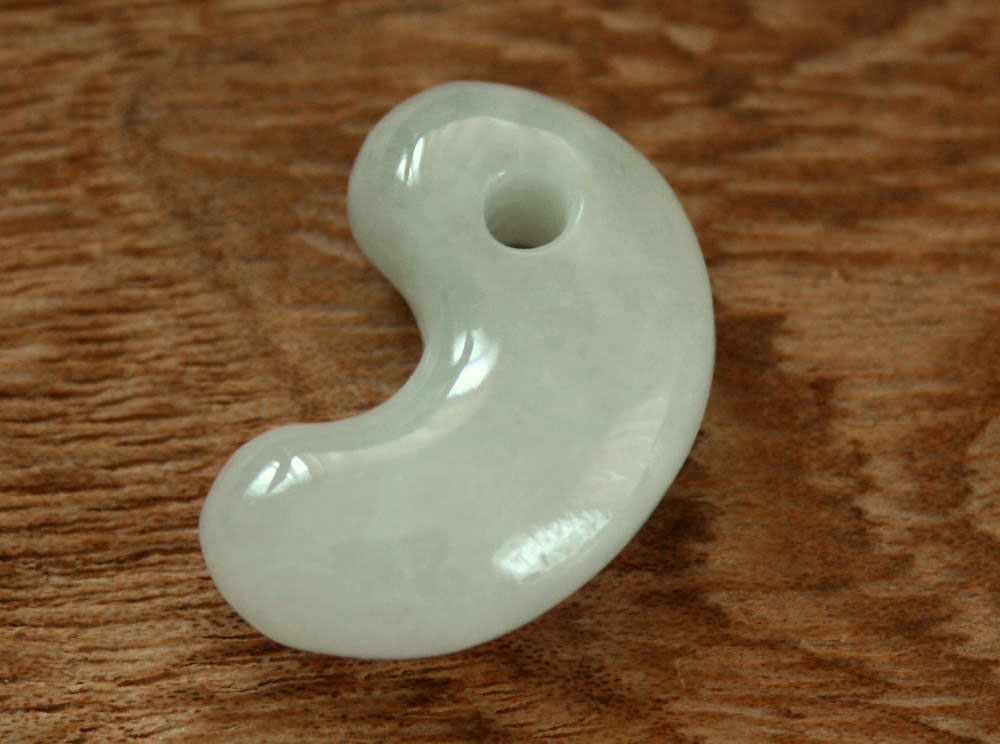 楽天市場】糸魚川翡翠勾玉 M04811日本ヒスイ鉱業 制作21mm*14mm