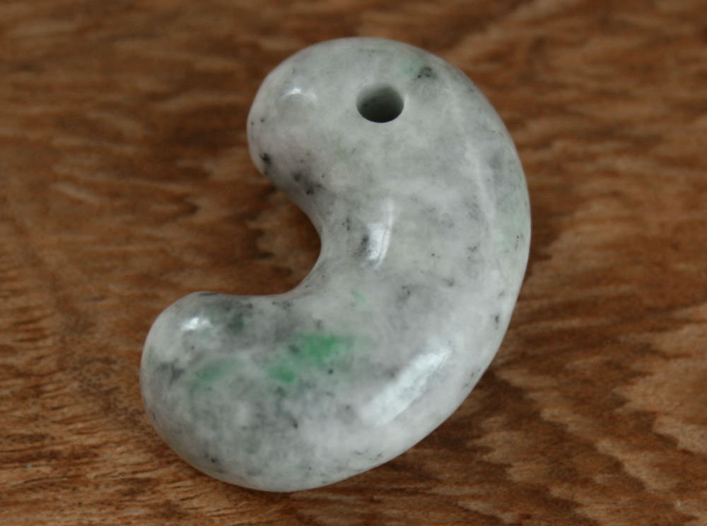 楽天市場】糸魚川翡翠勾玉 M09454 日本ヒスイ鉱業 制作 20mm*13mm*7mm