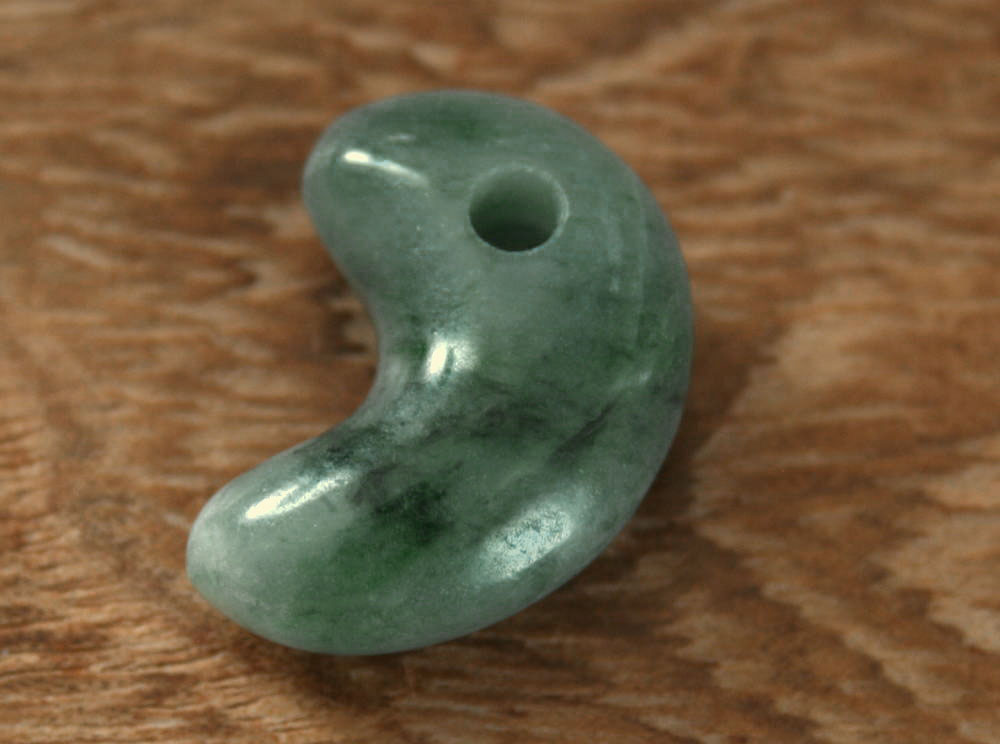 楽天市場】糸魚川翡翠勾玉 M10082 雪風 作 26.8mm*15.5mm*8mm 糸魚川産