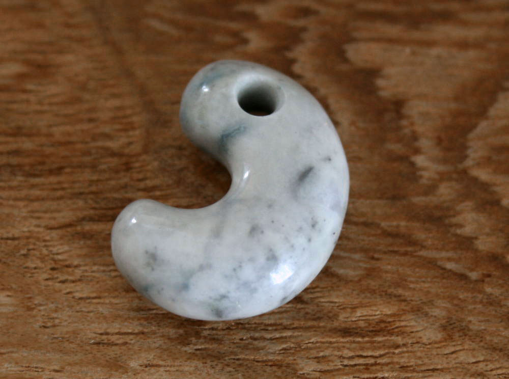 ⭕️お値段ご遠慮無く‼️　糸魚川翡翠勾玉の白翡翠お探しの方　卸しお値段にて　お早目に ✳お値段‼️比べてください ⭕️天然純白無垢 糸魚川翡翠