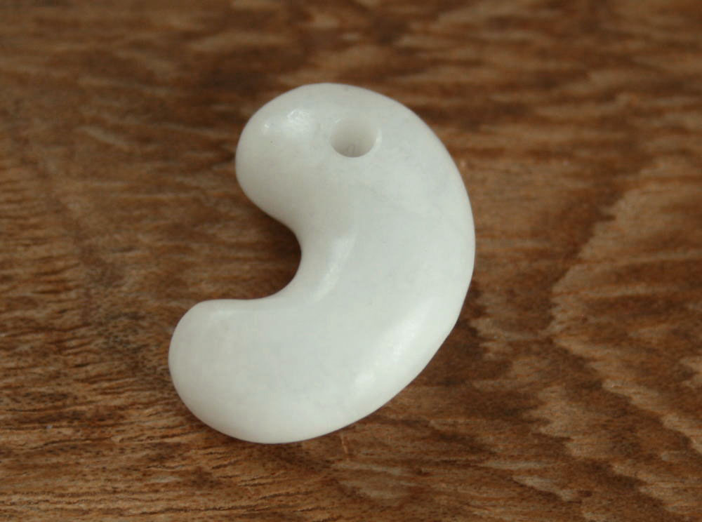 ⭕️お値段ご遠慮無く‼️　糸魚川翡翠勾玉の白翡翠お探しの方　卸しお値段にて　お早目に ✳お値段‼️比べてください ⭕️天然純白無垢 糸魚川翡翠