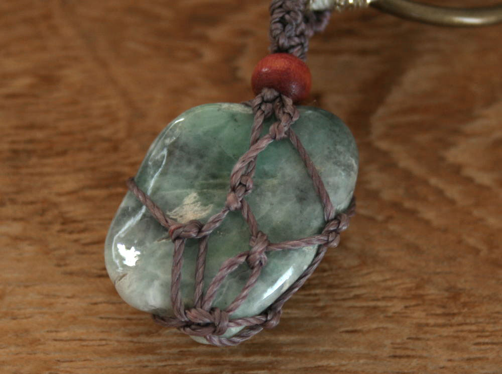 楽天市場】糸魚川翡翠大珠 C01632 陽春 作 36mm*17.5mm*17mm 糸魚川産