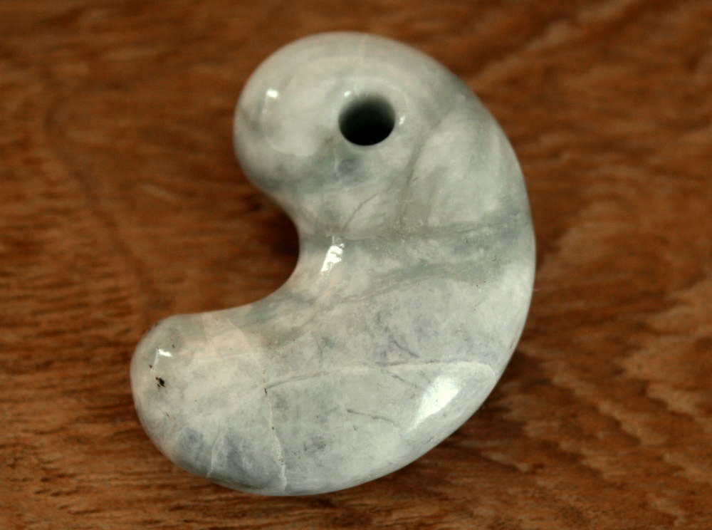 糸魚川翡翠　勾玉 楽天市場】糸魚川翡翠勾玉 M09987 和工房 作 29.5mm*16mm*11mm