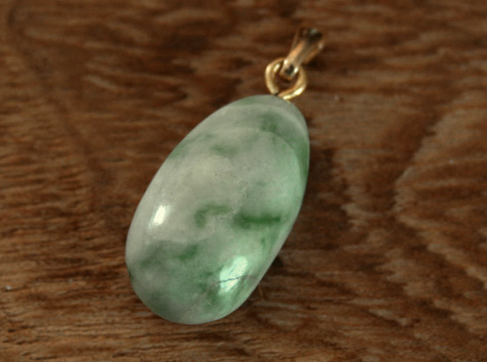 楽天市場】糸魚川翡翠ペンダントトップ P01672 日本ヒスイ鉱業 制作