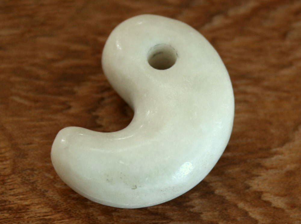 楽天市場】糸魚川翡翠勾玉 M09454 日本ヒスイ鉱業 制作 20mm*13mm*7mm