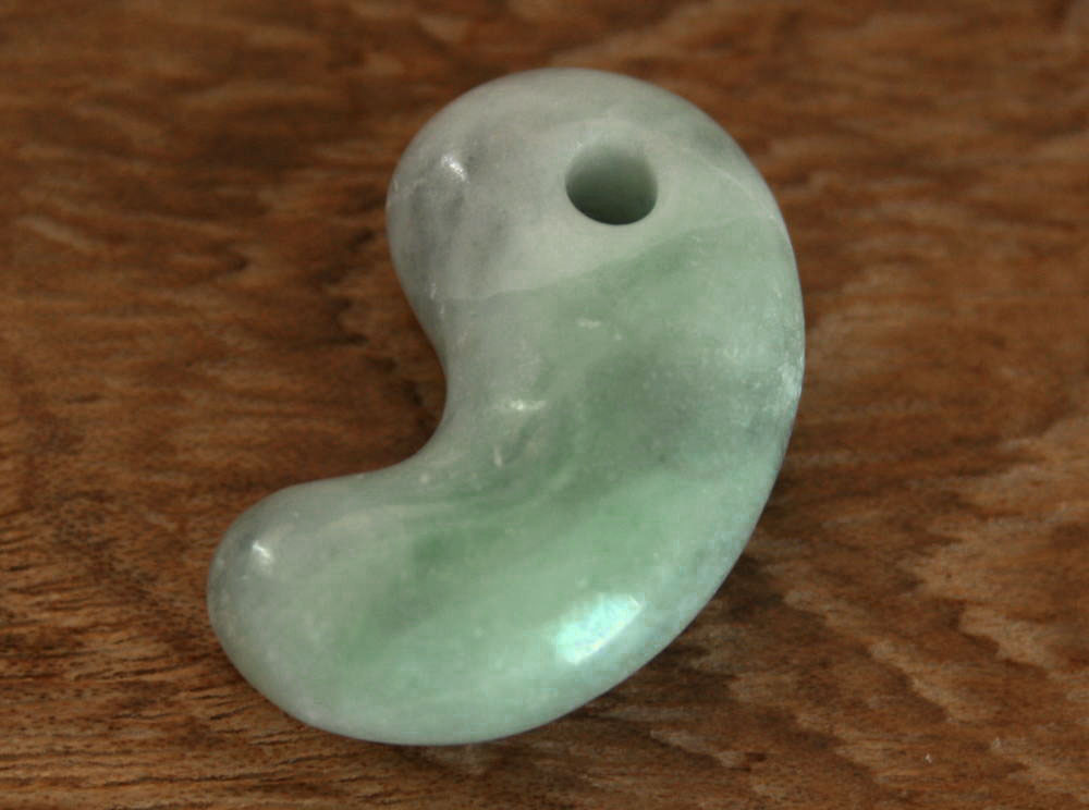 楽天市場】糸魚川翡翠勾玉 M10192 和工房 作 28mm*18mm*10mm 糸魚川産