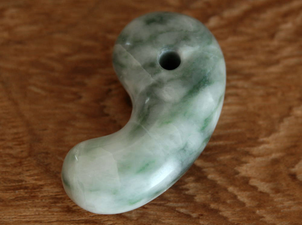 翡翠の垂れ玉 楽天市場】糸魚川翡翠勾玉 M10140 SeaVer 作 37mm*20mm*11mm 糸魚川産