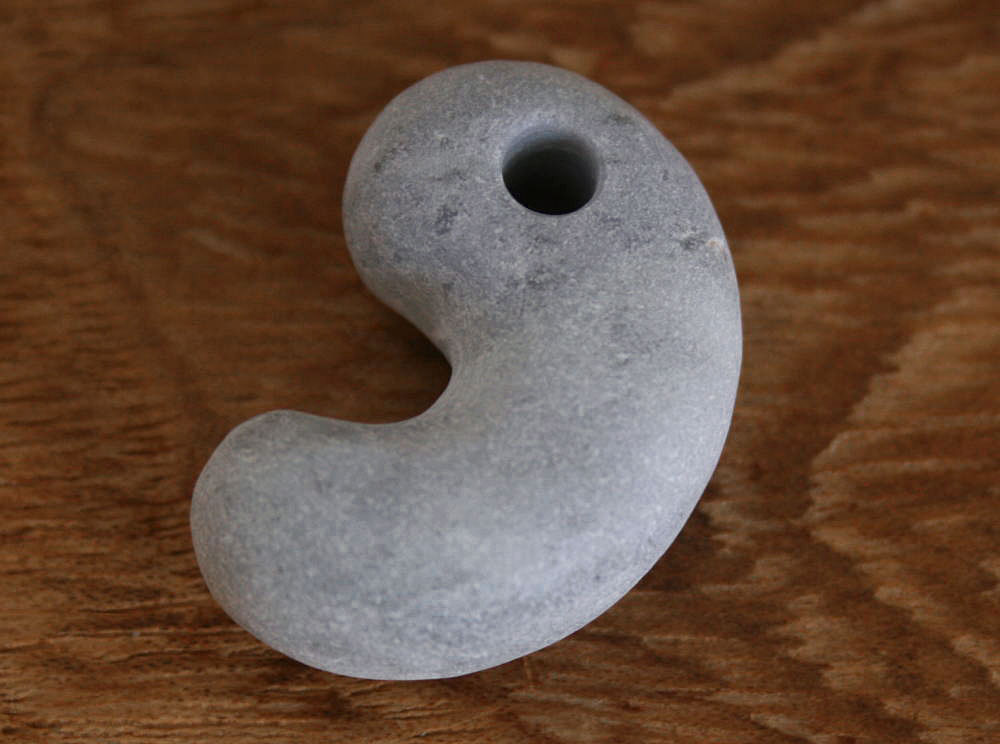 楽天市場】糸魚川翡翠勾玉 M10100 Sou 作 24.5mm*16mm*8mm 糸魚川産