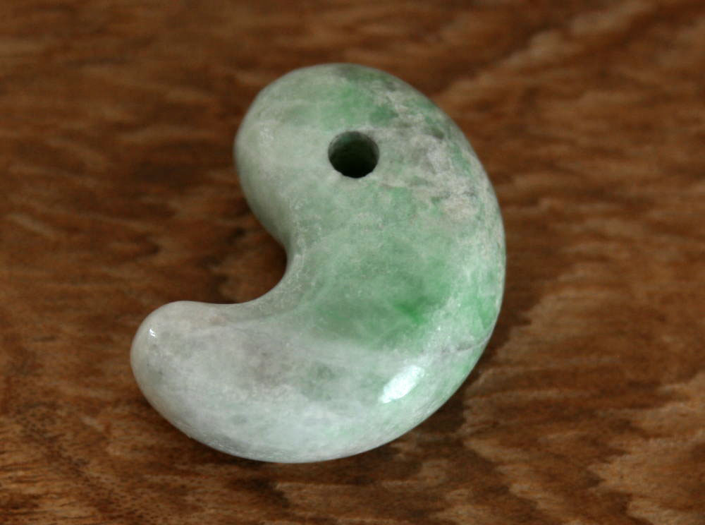 楽天市場】糸魚川翡翠勾玉 M09454 日本ヒスイ鉱業 制作 20mm*13mm*7mm