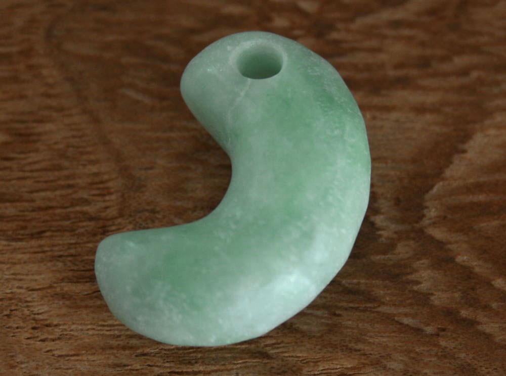 楽天市場】糸魚川翡翠勾玉 M09065 陽春 作 35mm*22mm*14mm 糸魚川産