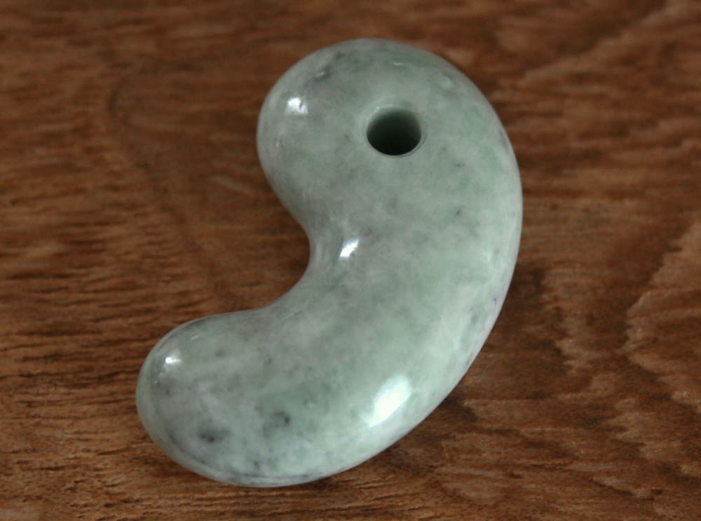 日本ヒスイ鉱業　勾玉 楽天市場】糸魚川翡翠勾玉 M09454 日本ヒスイ鉱業 制作 20mm