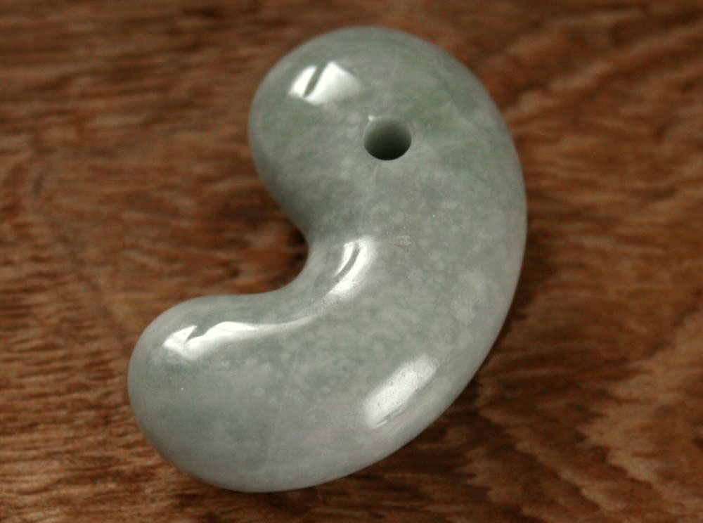 楽天市場】糸魚川翡翠勾玉 M09454 日本ヒスイ鉱業 制作 20mm*13mm*7mm