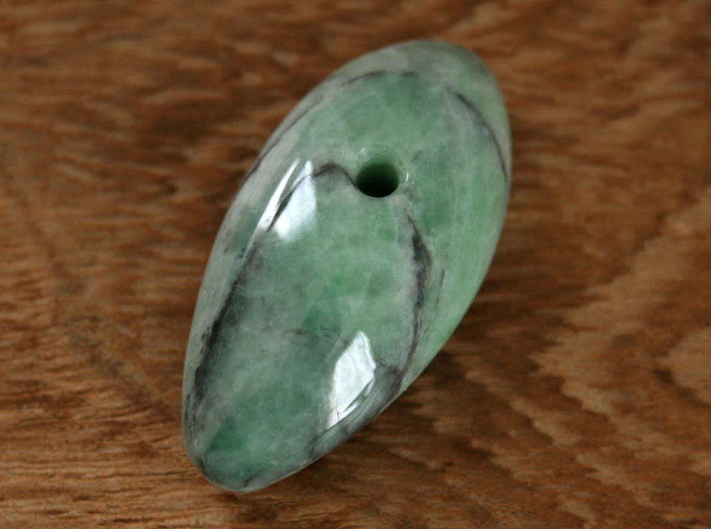 楽天市場】糸魚川翡翠大珠 C01632 陽春 作 36mm*17.5mm*17mm 糸魚川産