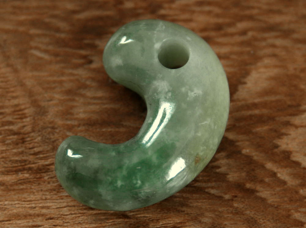 楽天市場】糸魚川翡翠勾玉 M09454 日本ヒスイ鉱業 制作 20mm*13mm*7mm