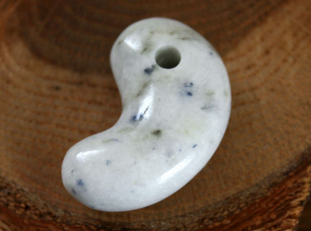糸魚川翡翠（イトイガワアイト入り）勾玉 M10329 和工房 作 30mm*18mm*9.5mm 糸魚川産 ヒスイ製 勾玉 お守り パワーストーン