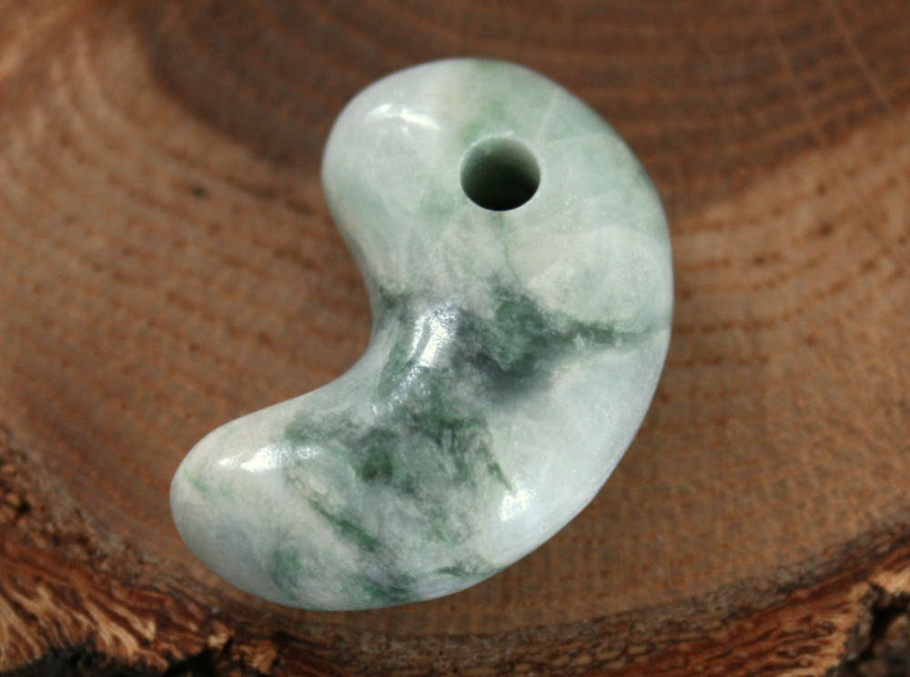 楽天市場】糸魚川翡翠勾玉 M09043 和工房 作 29.8mm*18.5mm*12mm