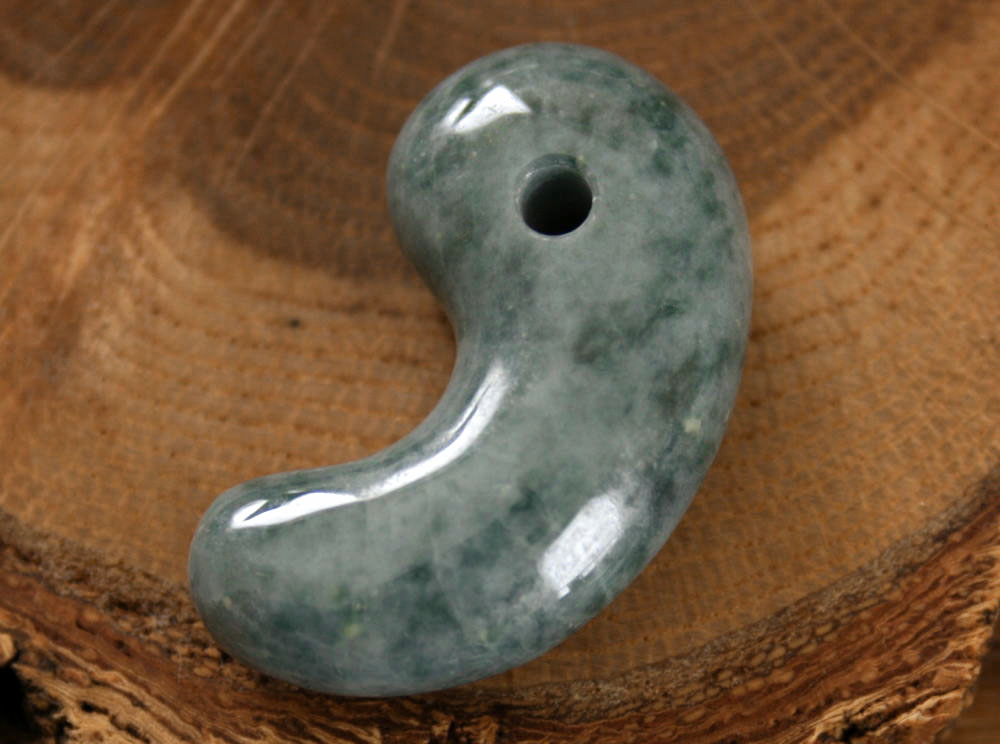 楽天市場】糸魚川翡翠勾玉 M09454 日本ヒスイ鉱業 制作 20mm*13mm*7mm