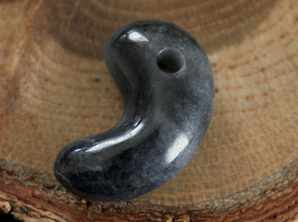 糸魚川黒翡翠勾玉 M10415 和工房 作 28mm*16.8mm*10mm 糸魚川産 黒ひすい 勾玉 魔除け パワーストーン お守り