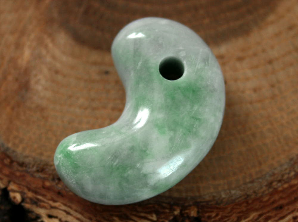 糸魚川翡翠勾玉 M10430 和工房 作 28.5mm*18.5mm*10mm 糸魚川産 ひすい 勾玉 魔除け パワーストーン お守り 翡翠ペンダントトップ