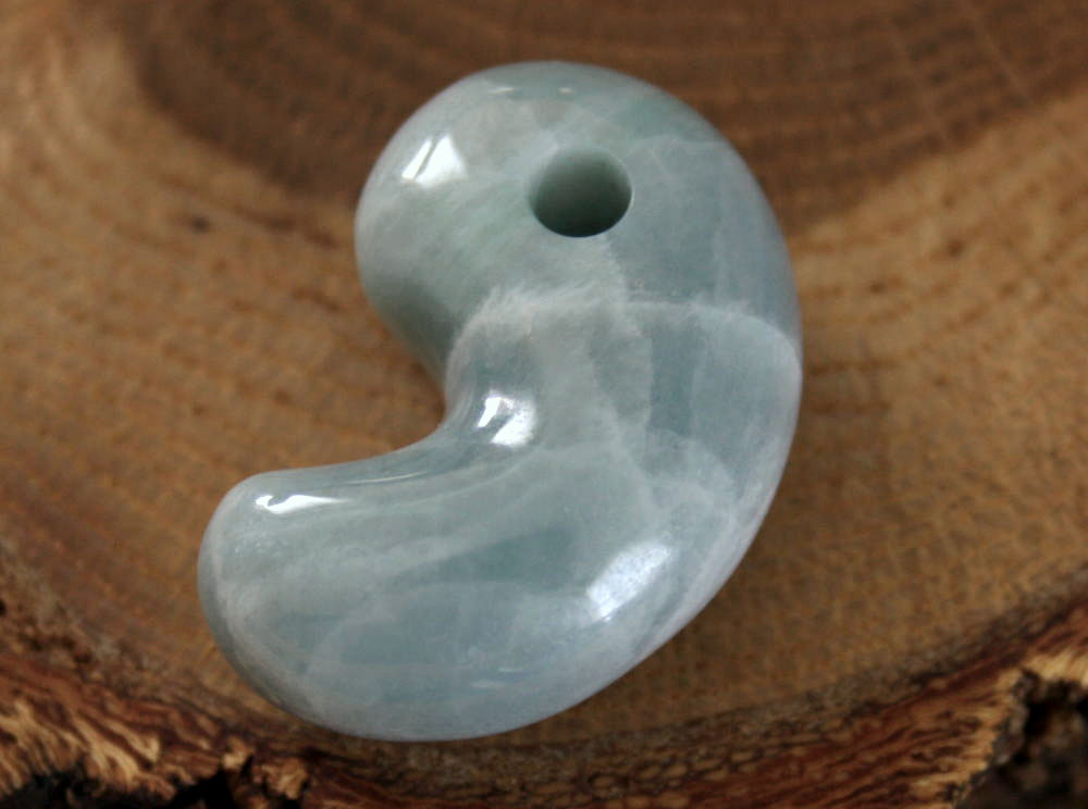糸魚川水色翡翠勾玉 M10513 Sou 作 29mm*19mm*11mm 糸魚川産 水色ひすい 勾玉 パワーストーン 魔除け jadeitejade ジェイダイト 翡翠ペンダントトップ 国産 天然石 本翡翠｜糸魚川ヒスイの店