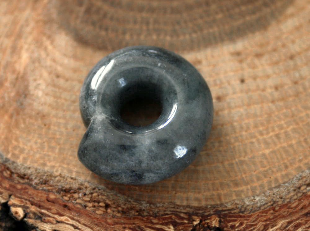 糸魚川黒翡翠勾玉 M10589 雪風 作 19mm*17mm*7.8mm 糸魚川産 黒ひすい 勾玉 パワーストーン 魔除け jadeitejade ジェイダイト 翡翠ペンダントトップ|糸魚川ヒスイの店