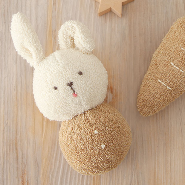 楽天市場 子うさぎのガラガラと人参のニギニギ手作りキット 出産祝い ラトル 赤ちゃんのおもちゃ ファーストトイ ウサギ Hitomiの幸せデリバリー