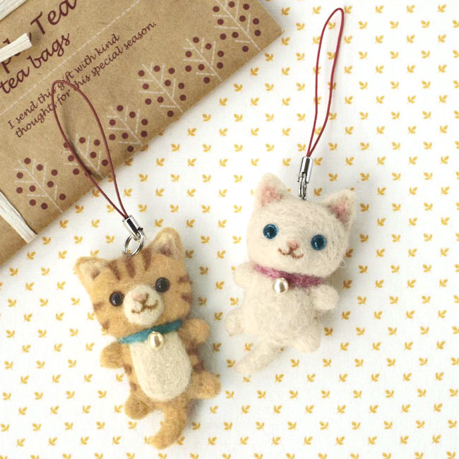 楽天市場 白猫と茶トラネコのふわふわストラップ手作りキット フェルト羊毛で作るマスコットの手芸パック 虎猫 ねこのぬいぐるみ Hitomiの幸せデリバリー