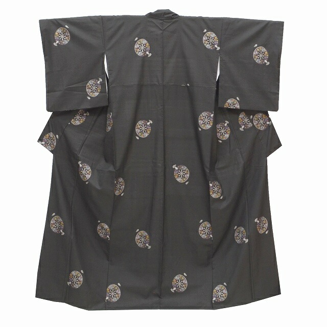 リサイクル着物 紬 着物 浴衣 女性 ぽっちゃりサイズ 本場奄美大島紬 中古 ガード加工済 黒色系 大島紬 正絹 仕立て上がり 証紙有 源氏車文様 特選逸品 Mm1557b 着物ひととき 着物ひととき大島紬 中古 着物 リサイクル 正絹 証紙有 黒色系 源氏車文様 高級素材