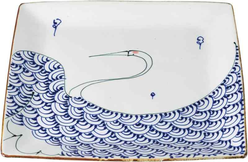 鶴は千年亀は万年というように年長を表わすする吉祥の鶴を描いた 正角皿 角型27糎 愛嬌其れは其れはの鶴が翼を広げています 取り皿や乾荒原皿として 祝い事の差し上げ物にも接近してです 波佐見