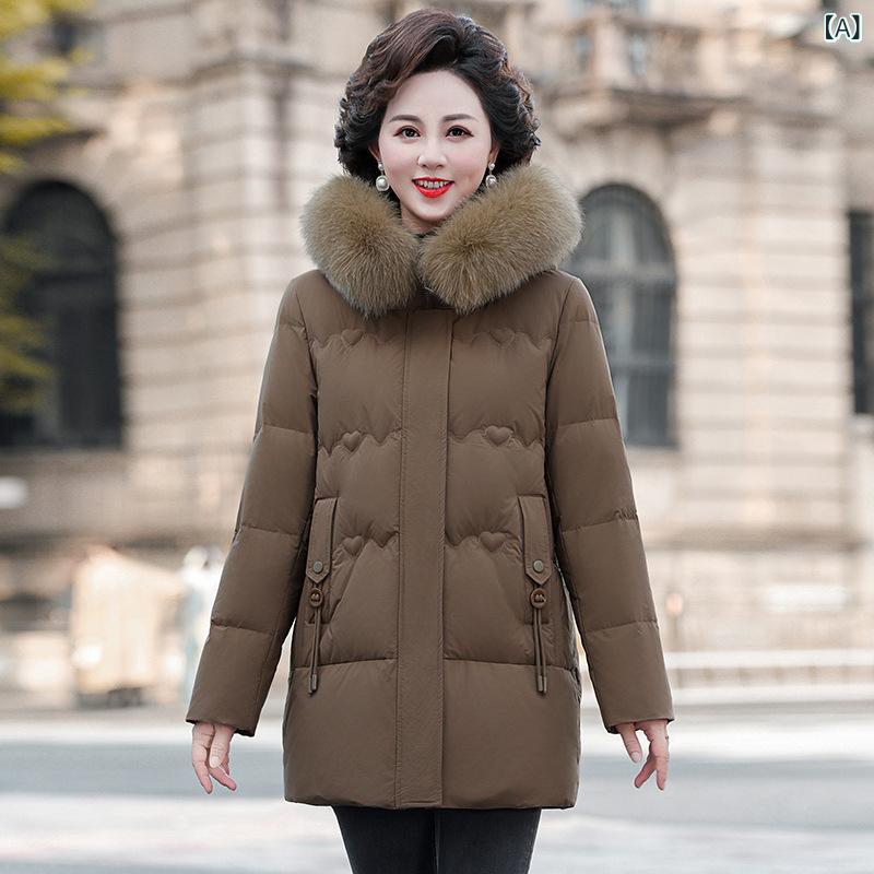 中年の お母さんの 冬の 服装の 洋風の ダウン ジャケットの 中で 長いです。