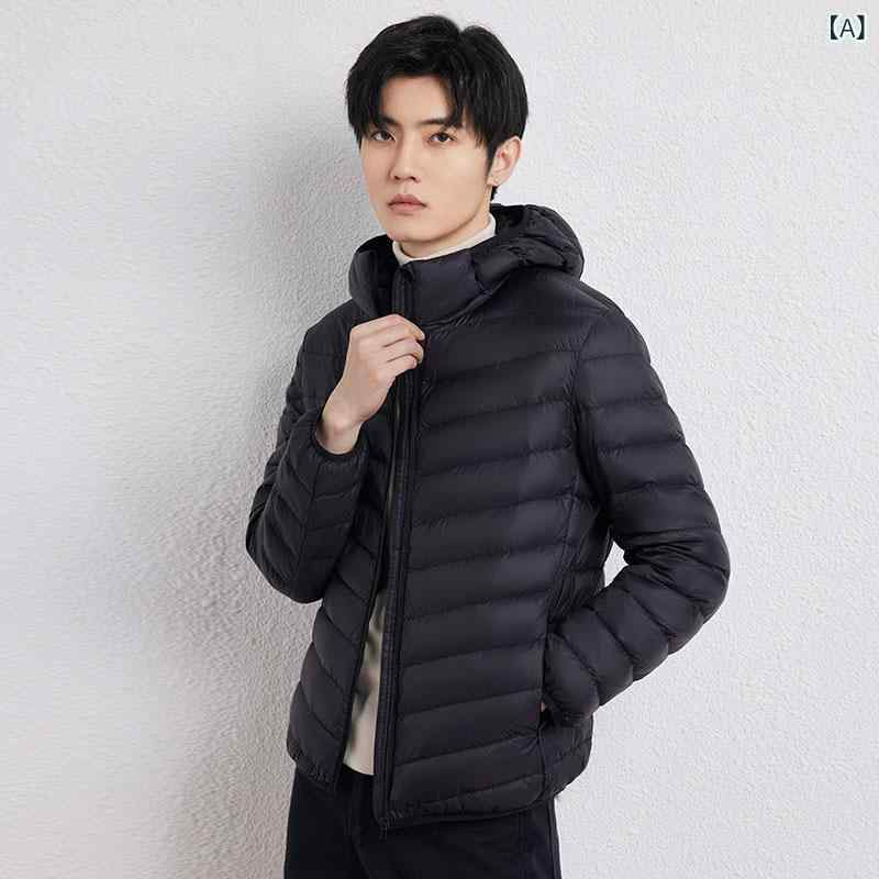 ダウン ジャケットの 男性 モデルは 帽子の 薄い 純 色の シンプルで 軽やかな 大きい サイズの ショート タイプの 2024 秋冬の 薄い タイプの カジュアルな 携帯 コートです。