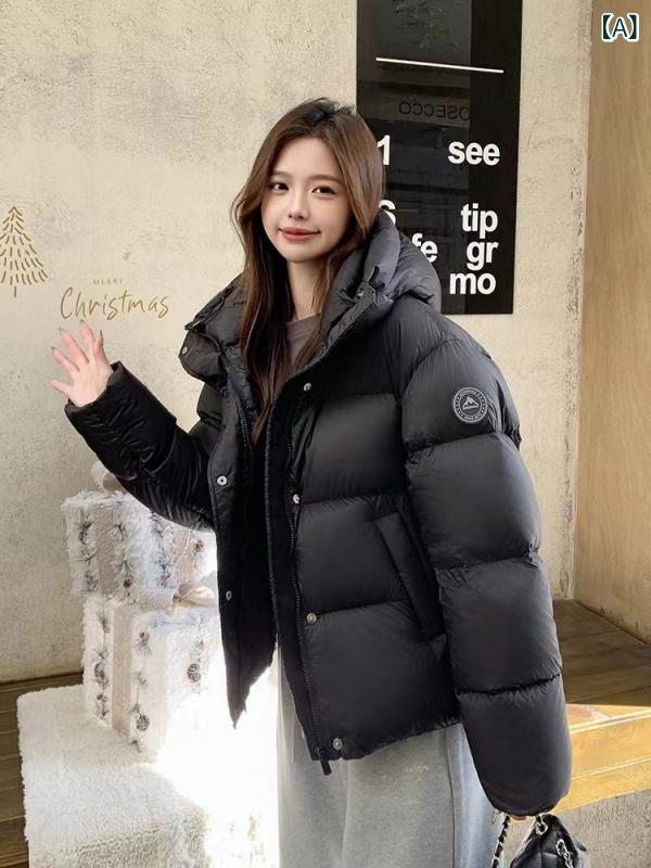 冬の 短い パンダウンジャケットの 婦人 服は 帽子と 日 韓の シンプルな 大きい サイズの 平 湖の 白 鴨の 毛の ハイエンドの 薄い 新を 厚く します。