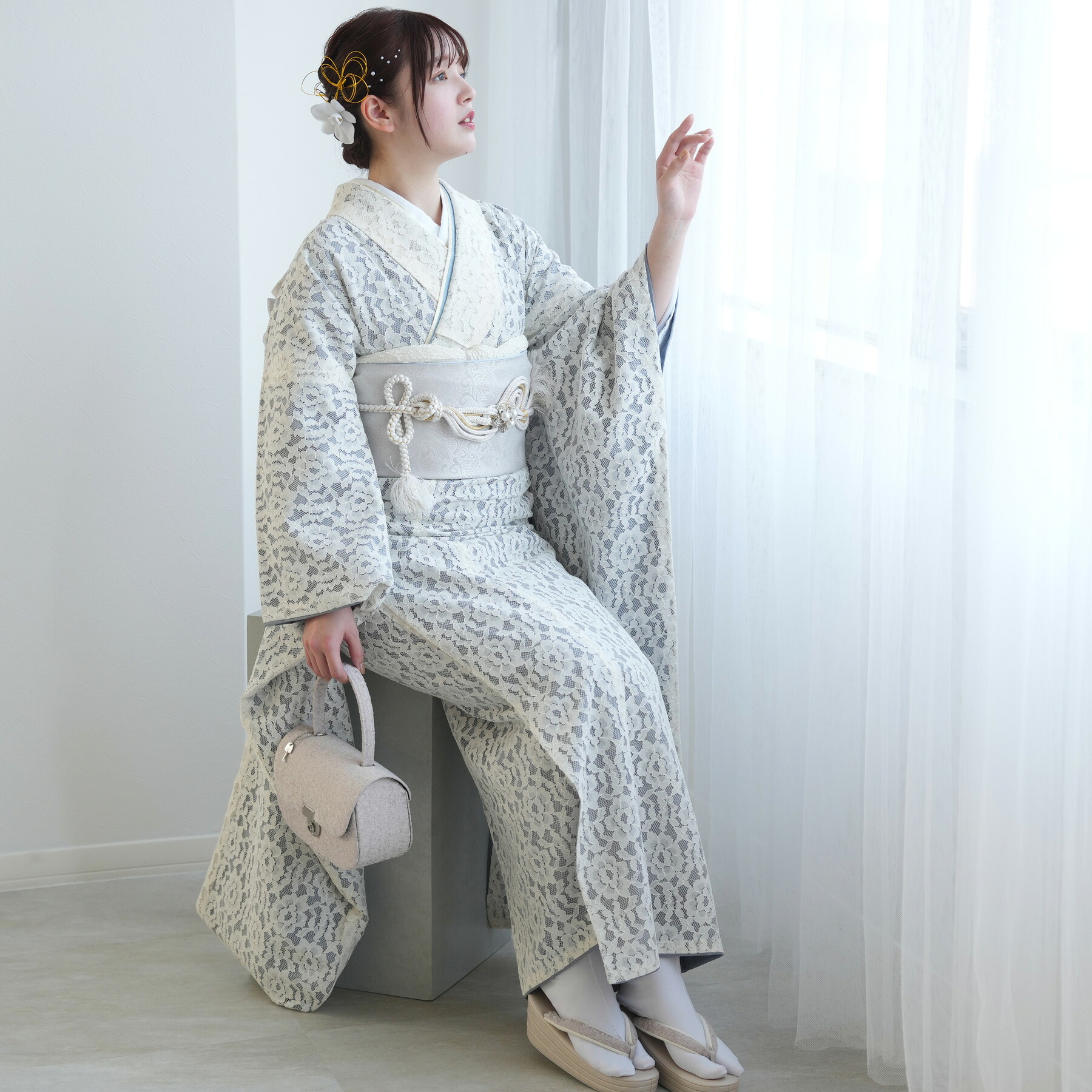 【レンタル】 振袖 21点セット utatane フリー（身長約152cm-162cm） 振袖セット 日本製レース 大学生 女性 レース フルセット 白系 ホワイト グレー フラワーレース 上品 刺繍 西陣織袋帯 大学生 大人 成人式 結婚式 往復送料無料