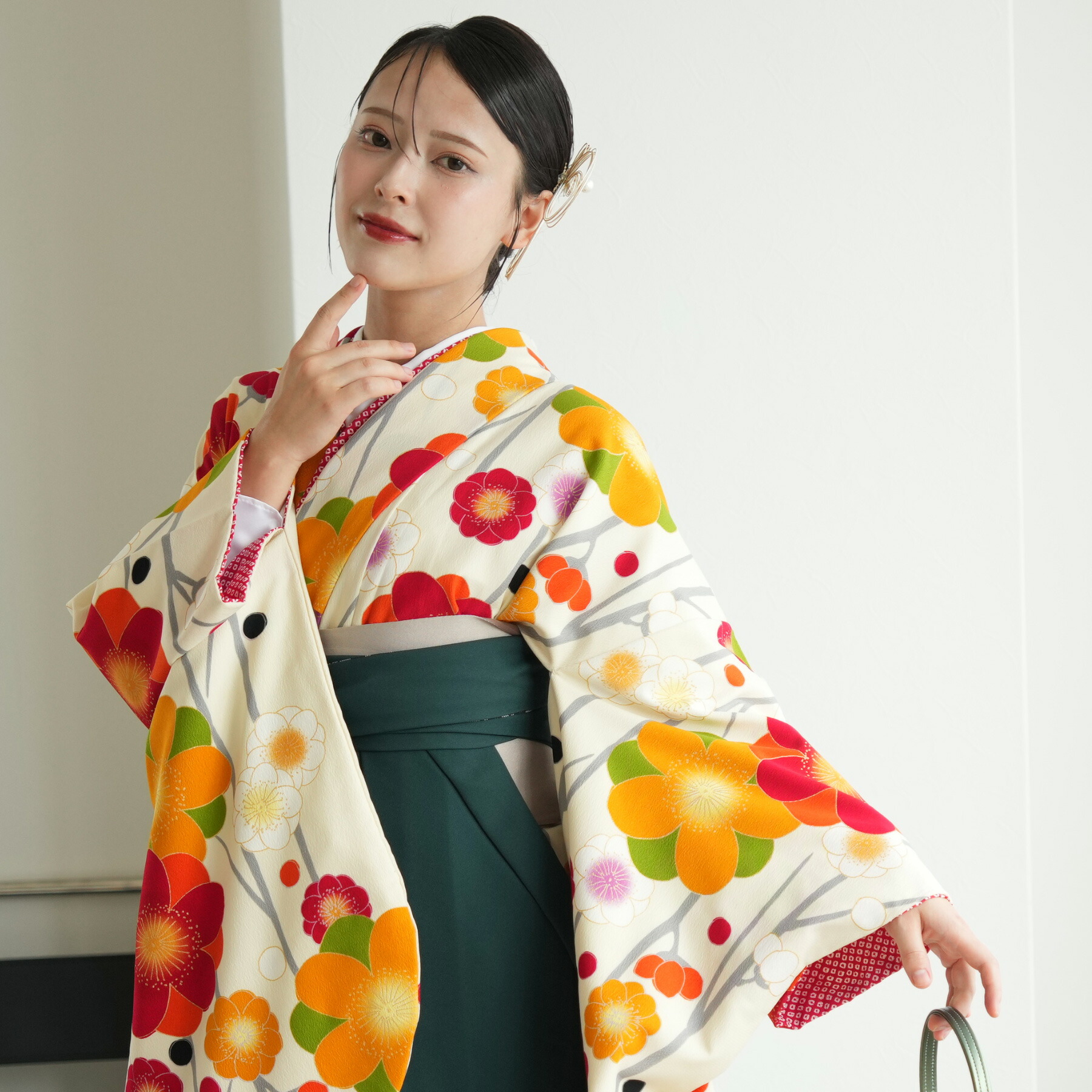 【レンタル】 卒業式 袴 レンタル セット 着物 袴セット レトロ 二尺袖 着物 袴 レトロ 大正浪漫 モダン【utatane 袴17点セット 九重 クリームに重なる赤とやまぶきの花】utatane うたたね 往復送料無料