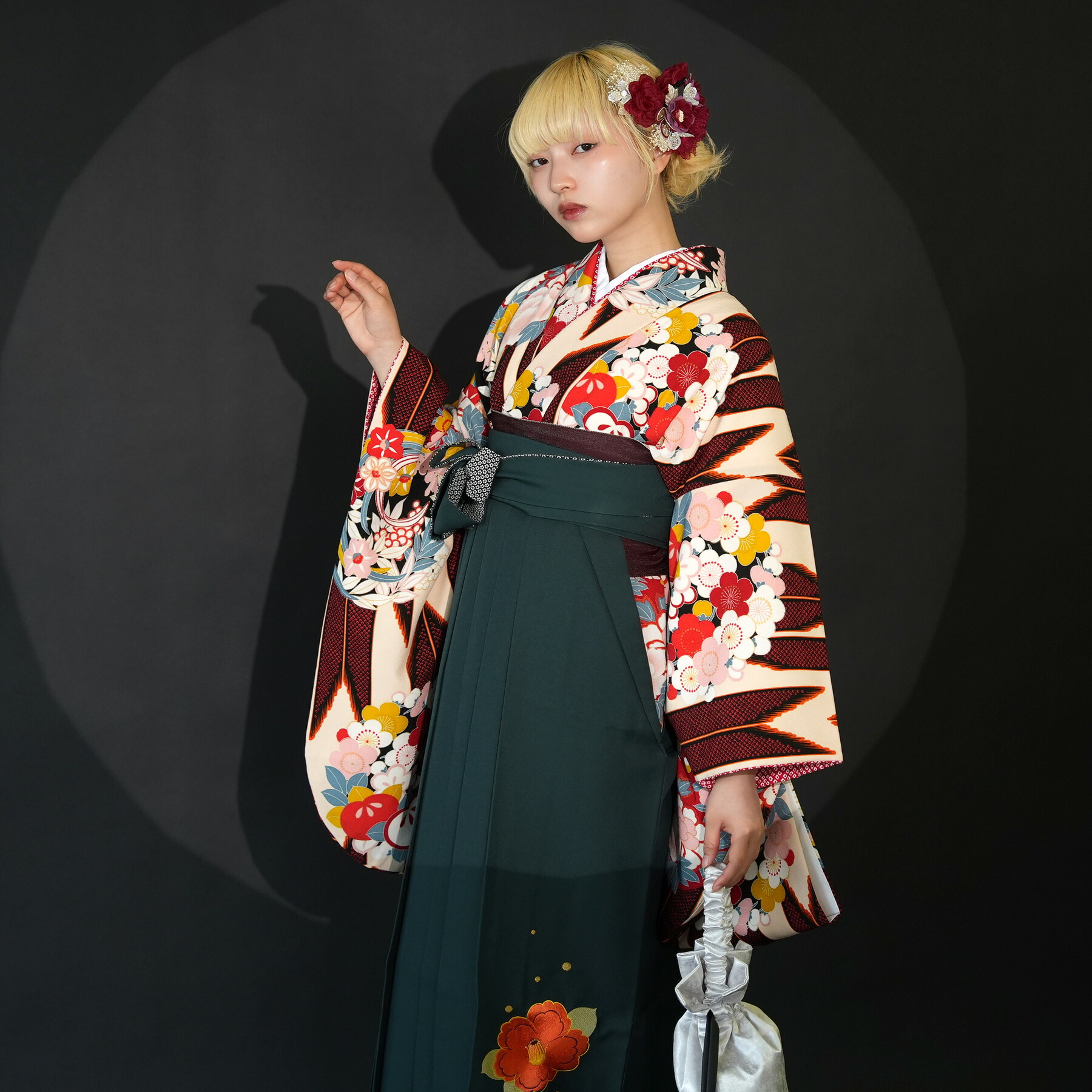 【レンタル】卒業式 袴 レンタル 着物 袴セット 女 レトロ 二尺袖 レトロ 大正浪漫 モダン【ひよこ商店 袴17点セット 九重 赤黒の矢絣と花乙女】ひよこ商店 ひよこ商店 往復送料無料｜ひよこ商店
