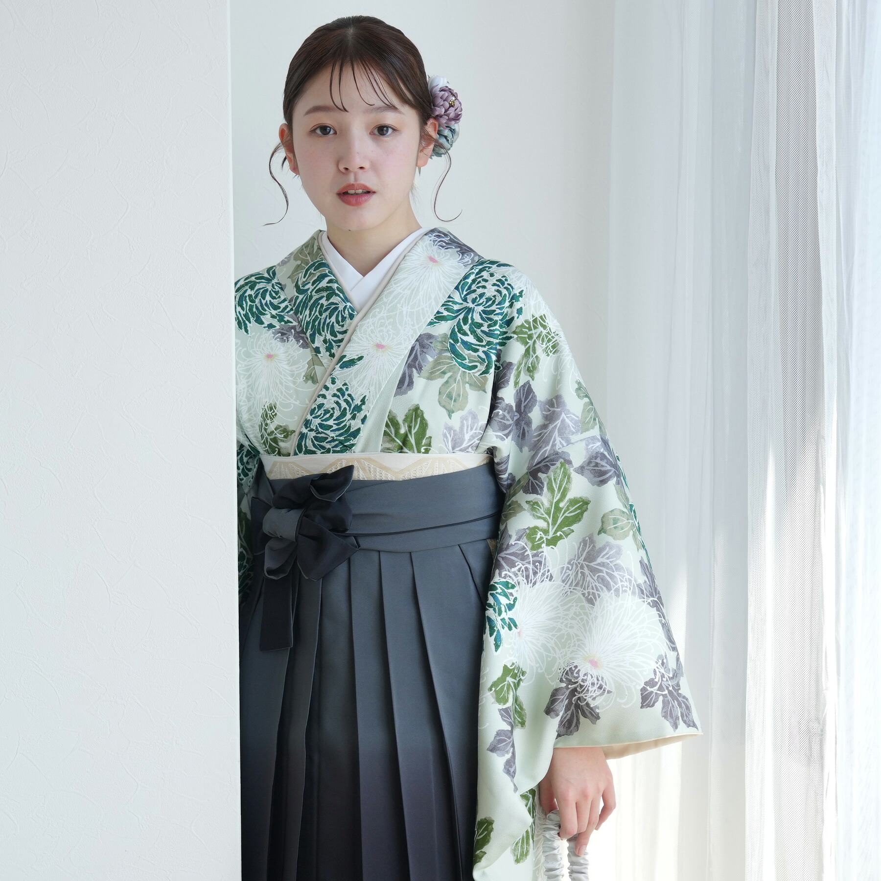 【レンタル】卒業式 袴 レンタル 着物 袴セット utatane 卒業式袴セット 二尺袖 着物 袴 レトロ 大正浪漫 モダン 国内染色 日本製生地【袴17点セット 淡いグリーンの滲む糸菊】往復送料無料｜ひよこ商店