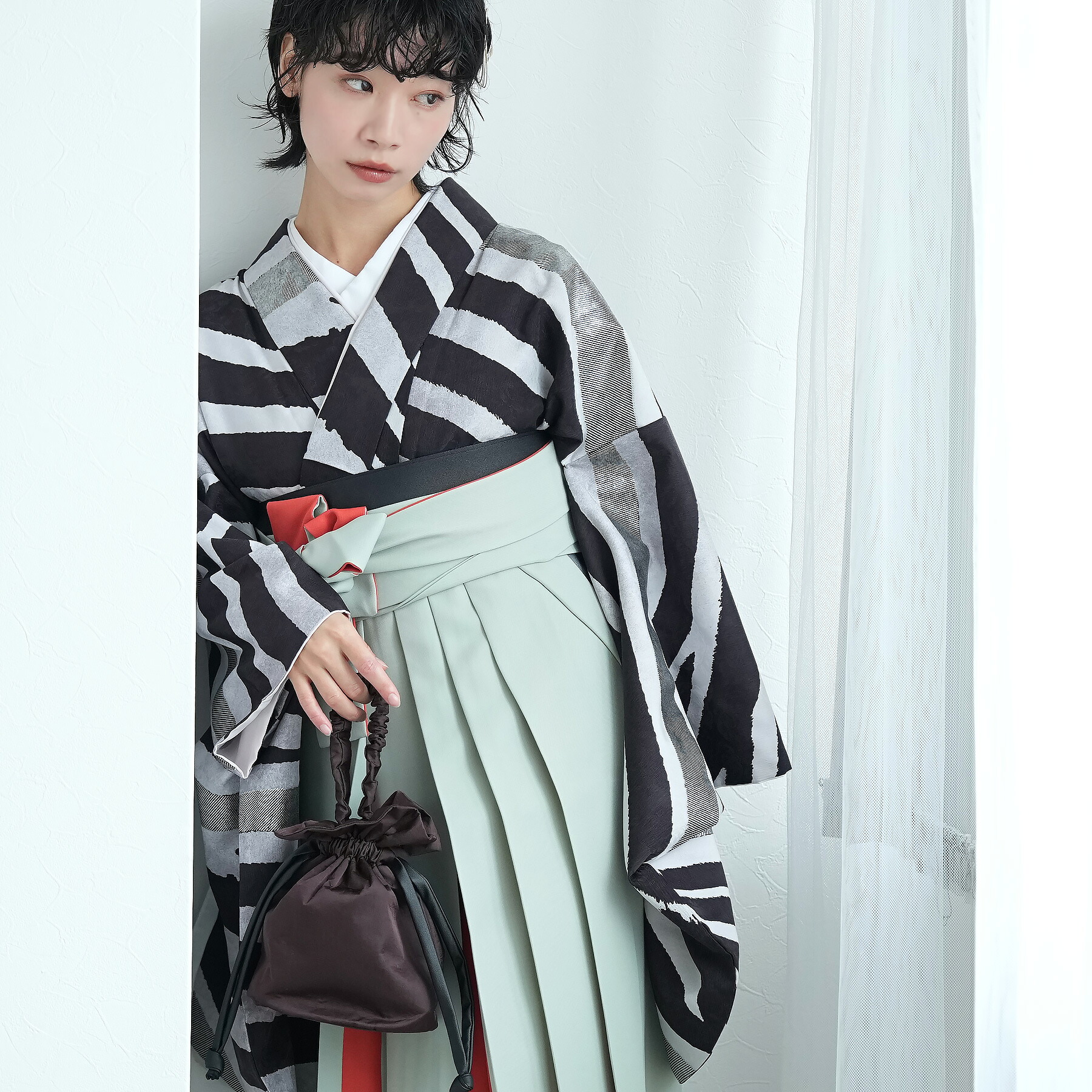 【レンタル】 卒業式 袴 レンタル 17点セット 着物 モダンアンテナ 袴91-99cm（身長153-170cm） 袴セット 日本製 大学生 縞 女性 グレー 女性 黒 シルバー ゼブラ アニマル おしゃれ 個性的 ブランド着物 専門学生 往復送料無料