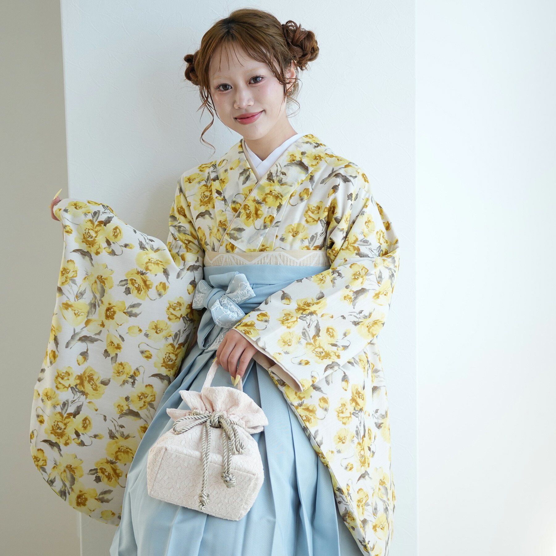 【レンタル】 卒業式 袴 レンタル 17点セット 着物 capri かぷり 袴91cm（身長約153 - 158cm） 袴セット 卒業式 レース 大学生 着物 花 女性 ベージュ系 女性 黄色 グレー グラデーション おしゃれ 国産生地 レース袴 専門学校 卒服 往復送料無料｜ひよこ商店