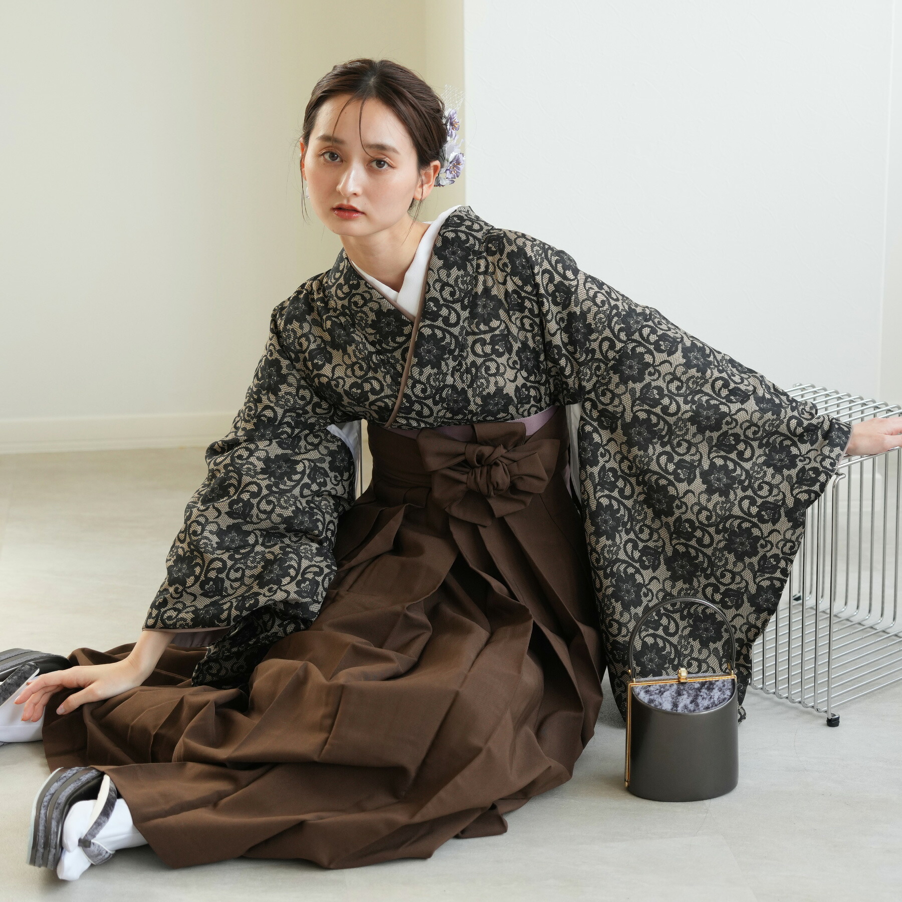 【レンタル】 卒業式 袴 レンタル 17点セット 着物 ニコアンティーク 袴91-99cm（身長153-170cm） 袴セット 卒業式 大学生 着物 レース 女性 黒系 ブラック フラワーレース クラシック 透け 上品 刺繍 おしゃれ 個性的 専門学校 卒服 往復送料無料｜ひよこ商店
