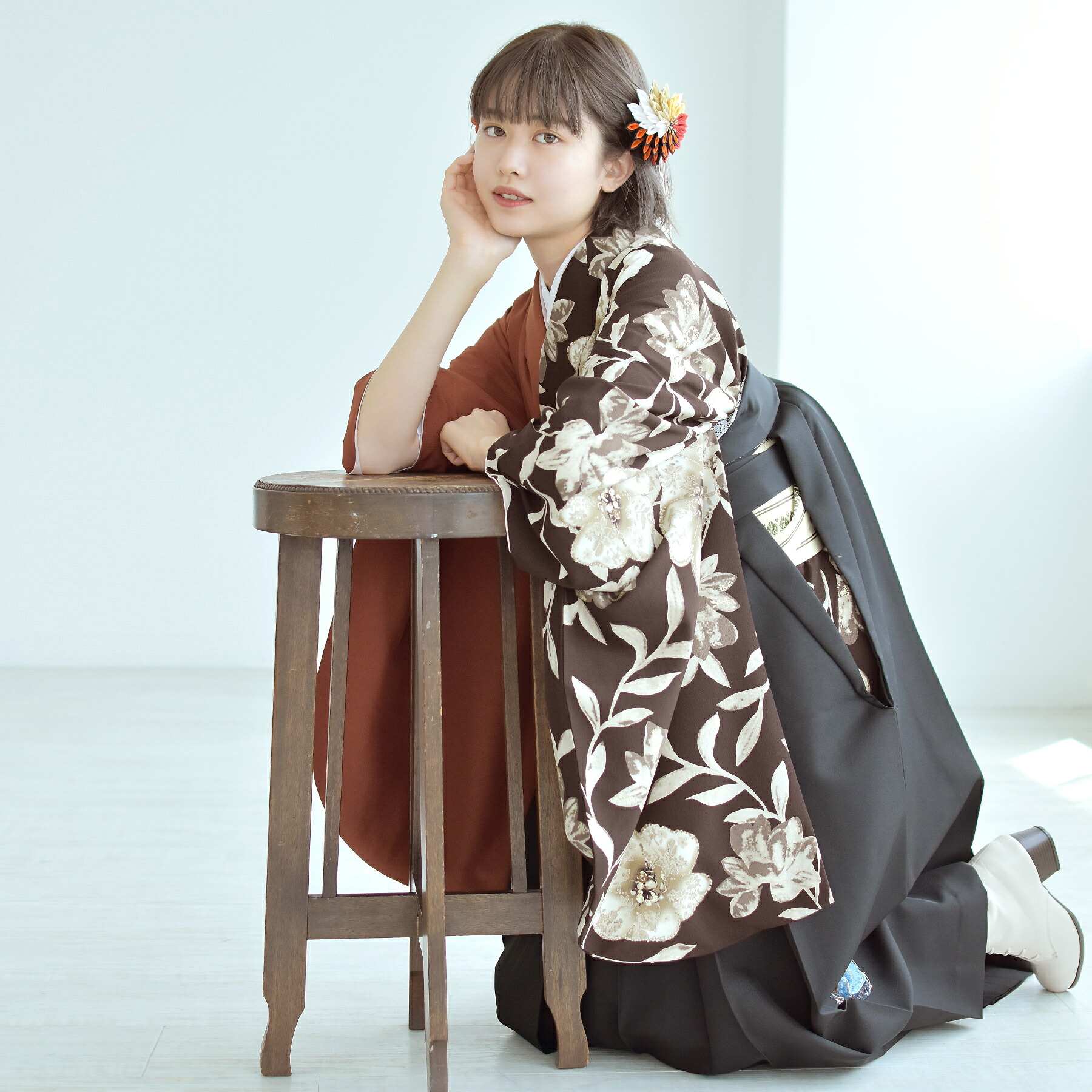 【レンタル】 卒業式 袴 レンタル 17点セット 着物 玉城ティナ×紅一点 袴91-99cm（身長153-170cm） 袴セット 卒業式 日本製 大学生 着物 花 女性 茶系 女性 テラコッタ バラ 刺繍 レース 片身替り 個性派 個性的 往復送料無料 29,599円