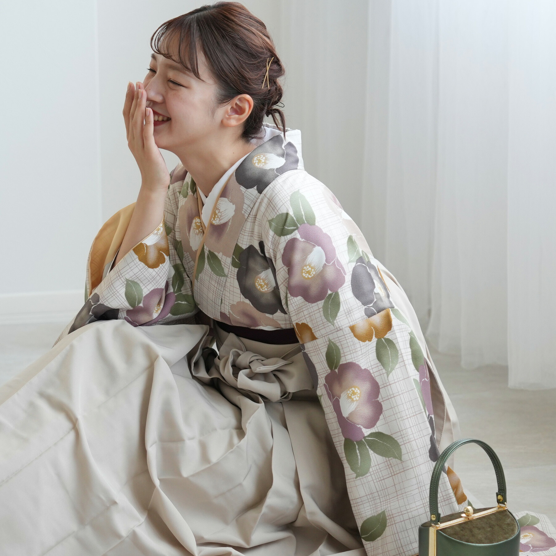【レンタル】 卒業式 袴 レンタル 17点セット 二尺袖 着物 utatane 袴91cm（身長153 - 158cm） 袴 卒業式 フルセット 花 大学生 レディース ベージュ 格子ベージュにニュアンス椿 二尺袖 着物 はかま フルセット 重ね衿縫い付済 専門学校 謝恩会 足袋プレゼント｜ひよこ商店