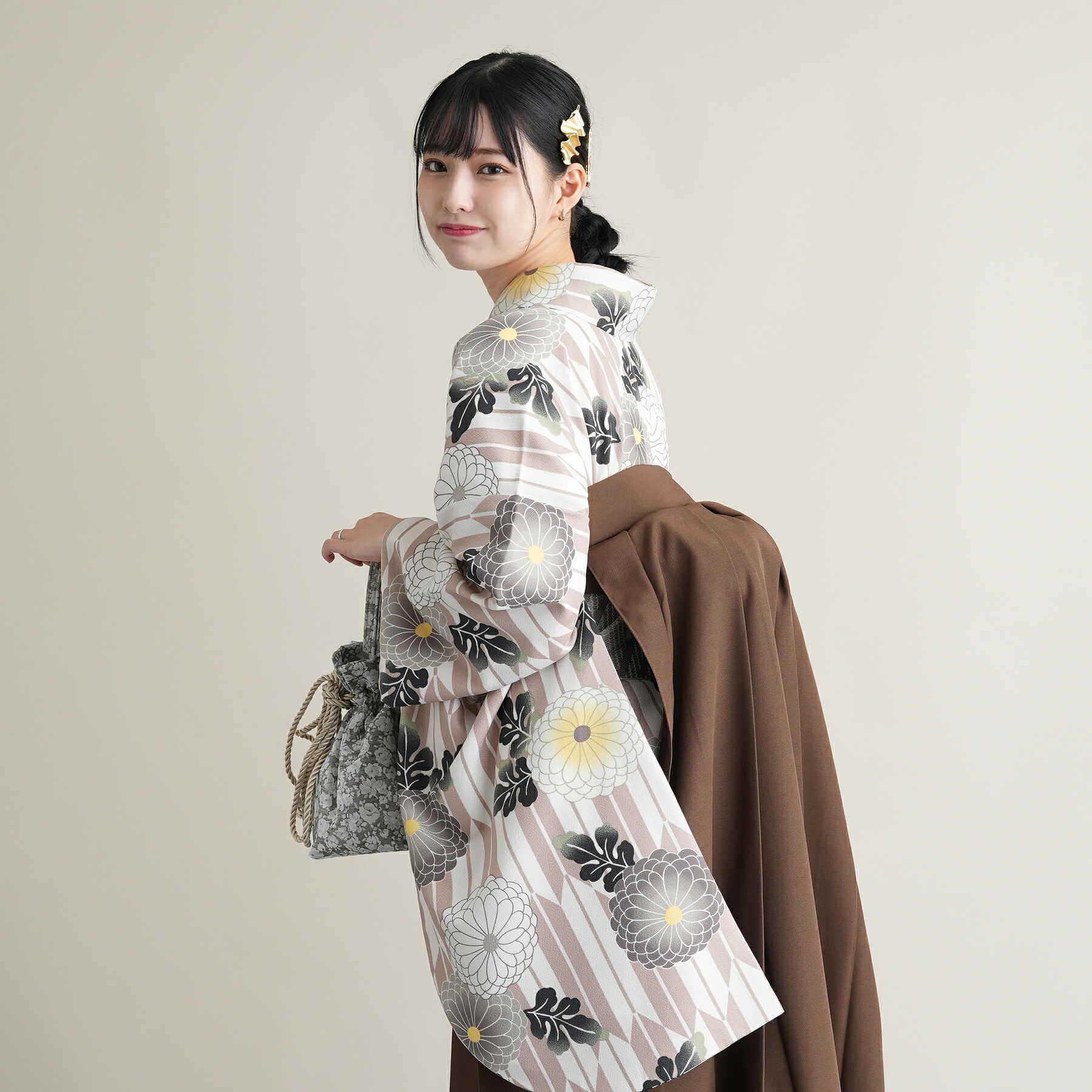 【レンタル】 卒業式 袴 着物 セット 17点セット ニコアンティーク 国木田さりまる さん着用 袴91-99cm（身長153-170cm） 袴セット 卒業式 大学生 着物 花 女性 ベージュ グレー 黄色 ライトグリーン 矢絣と菊 大正ロマン おしゃれ