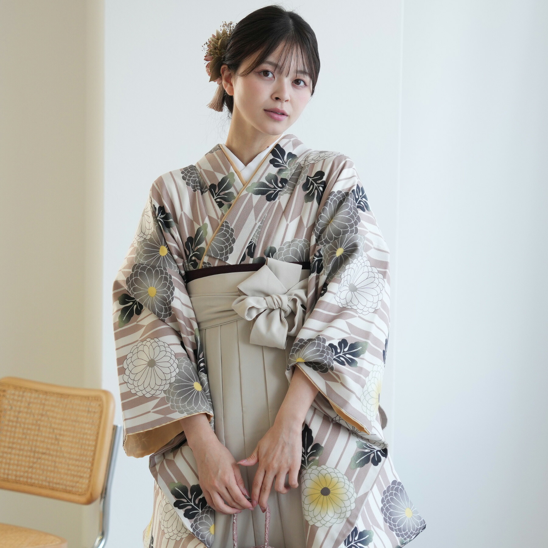 【レンタル】 卒業式 袴 レンタル 17点セット 二尺袖 着物 ニコアンティーク 袴91cm（身長153 - 158cm） 袴 卒業式 フルセット 花 大学生 レディース ベージュ グレージュ矢絣と菊 二尺袖 着物 はかま フルセット 重ね衿縫い付済 専門学校 謝恩会 足袋プレゼント｜ひよこ商店