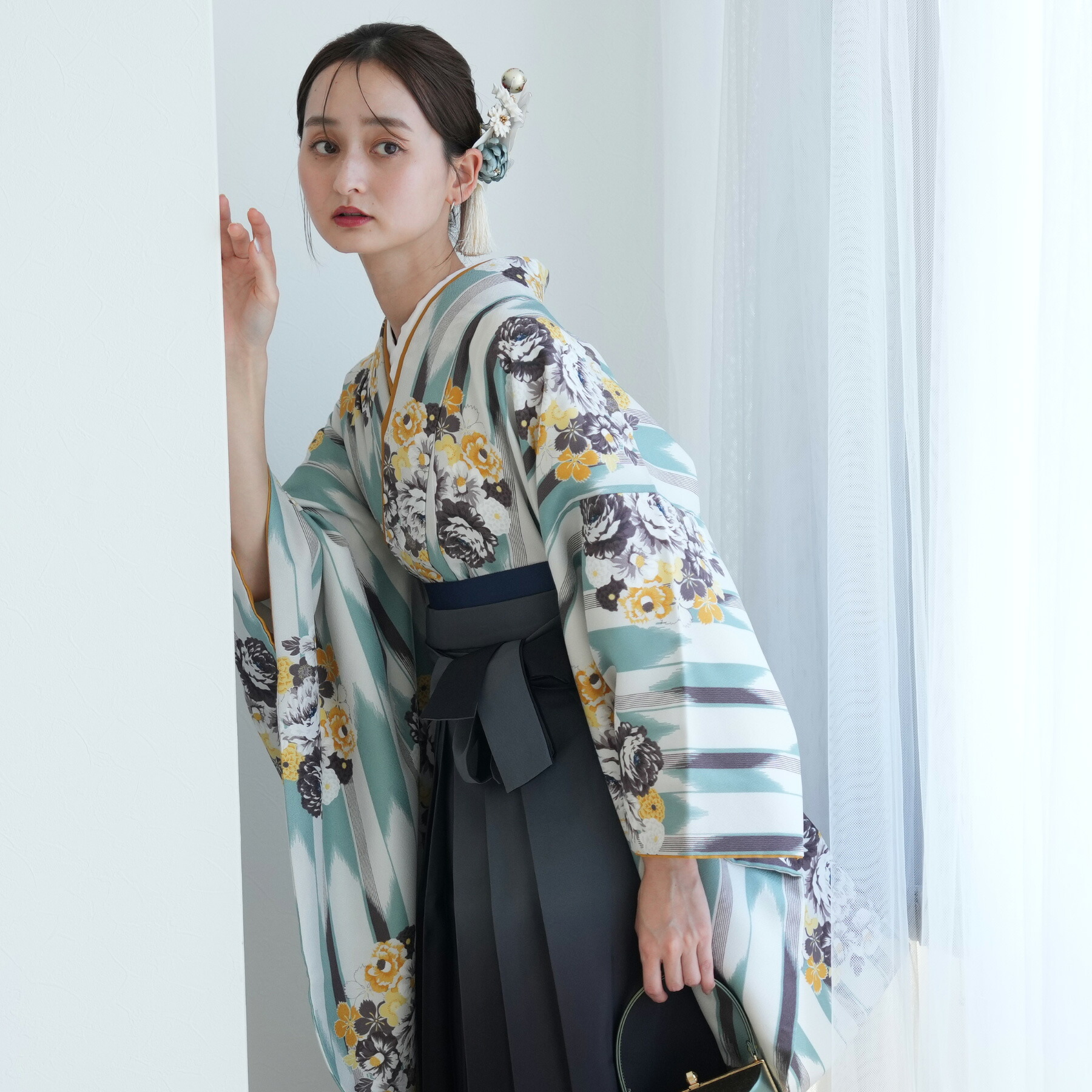 【レンタル】 卒業式 袴 レンタル 着物 袴セット 17点セット ニコアンティーク 袴91-99cm(身長153-170cm) 袴セット 卒業式 大学生 着物 花 女性 水色系 女性 ミント グレー 黄色 ミントの矢絣と花輪 大正ロマン おしゃれ 往復送料無料|ひよこ商店