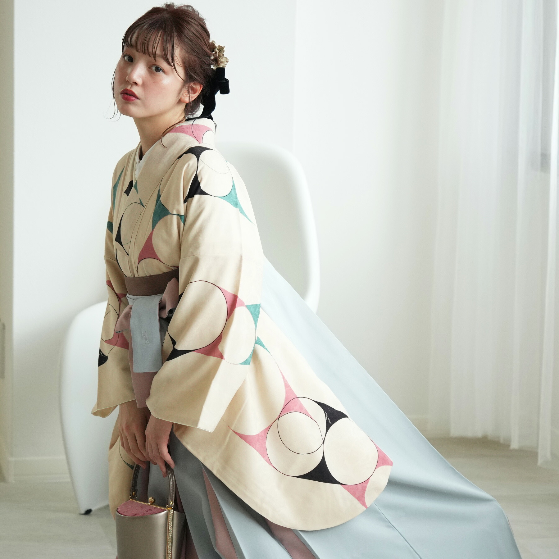 【レンタル】 卒業式 袴 着物 17点セット モダンアンテナ 袴91cm（身長153-158cm） 袴 卒業式 日本製 フルセット 幾何学 大学生 レディース ベージュ 女性 ladies アイボリー グレー ピンク 黒 丸 ニュアンスカラー はかま 17点セット 袴セット ブランド着物｜ひよこ商店