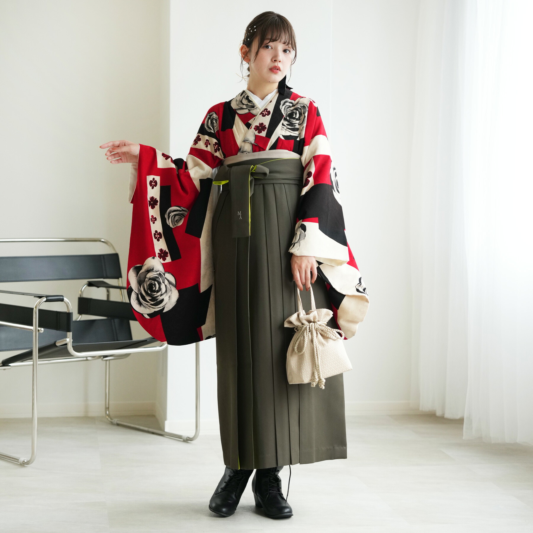 【レンタル】【モダンアンテナ 袴 17点セット 赤黒の幾何学模様にモノクロのバラ 日本製】 二尺袖着物 はかま フルセット 卒業式 大学生 専門学生 レディース 女性 足袋プレゼント 重ね衿縫い付済 往復送料無料｜ひよこ商店