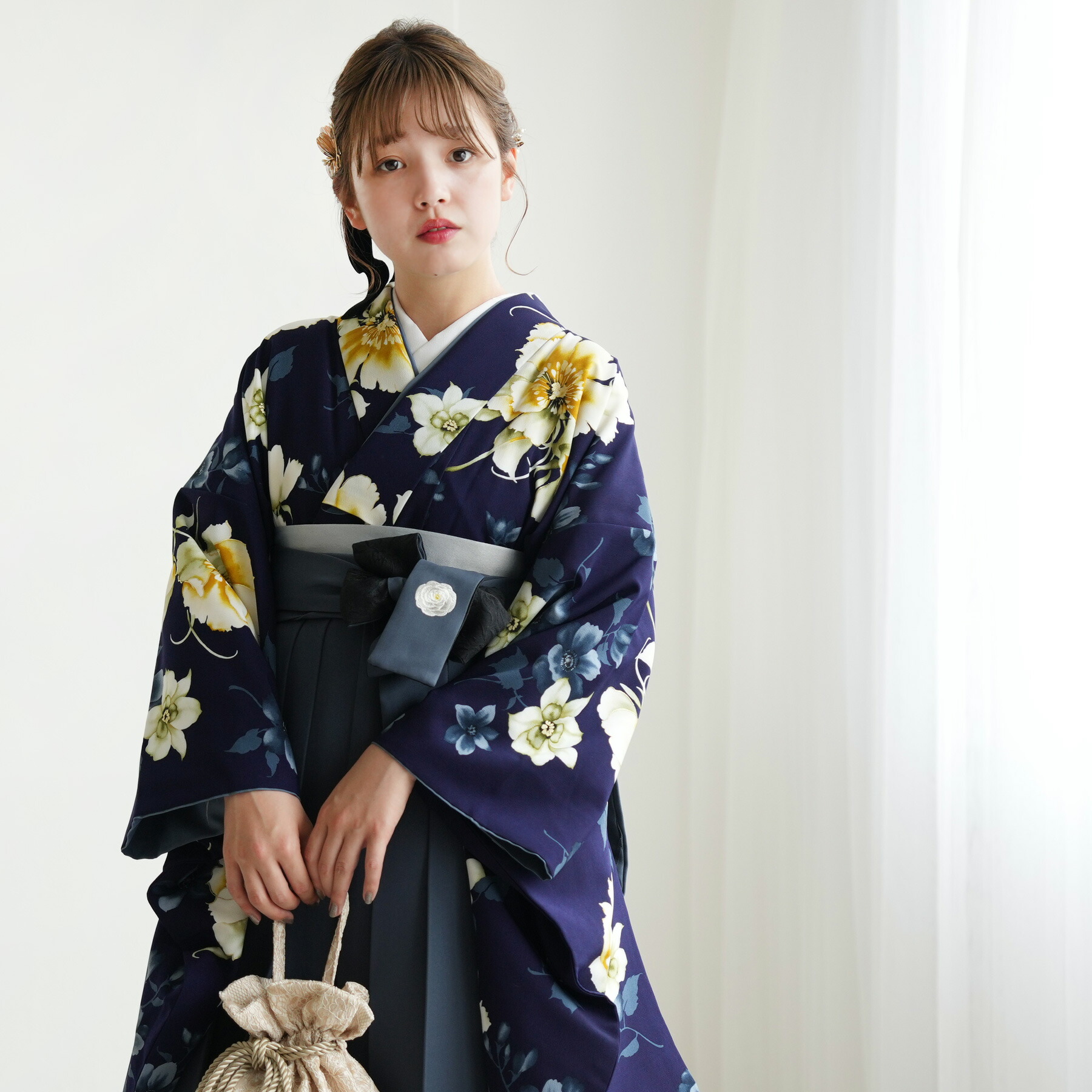 【レンタル】【玉城ティナ&times;紅一点 袴 17点セット ネイビーに可憐野花 日本製】 二尺袖着物 はかま フルセット 卒業式 大学生 専門学生 レディース 女性 足袋プレゼント 重ね衿縫い付済 往復送料無料｜ひよこ商店
