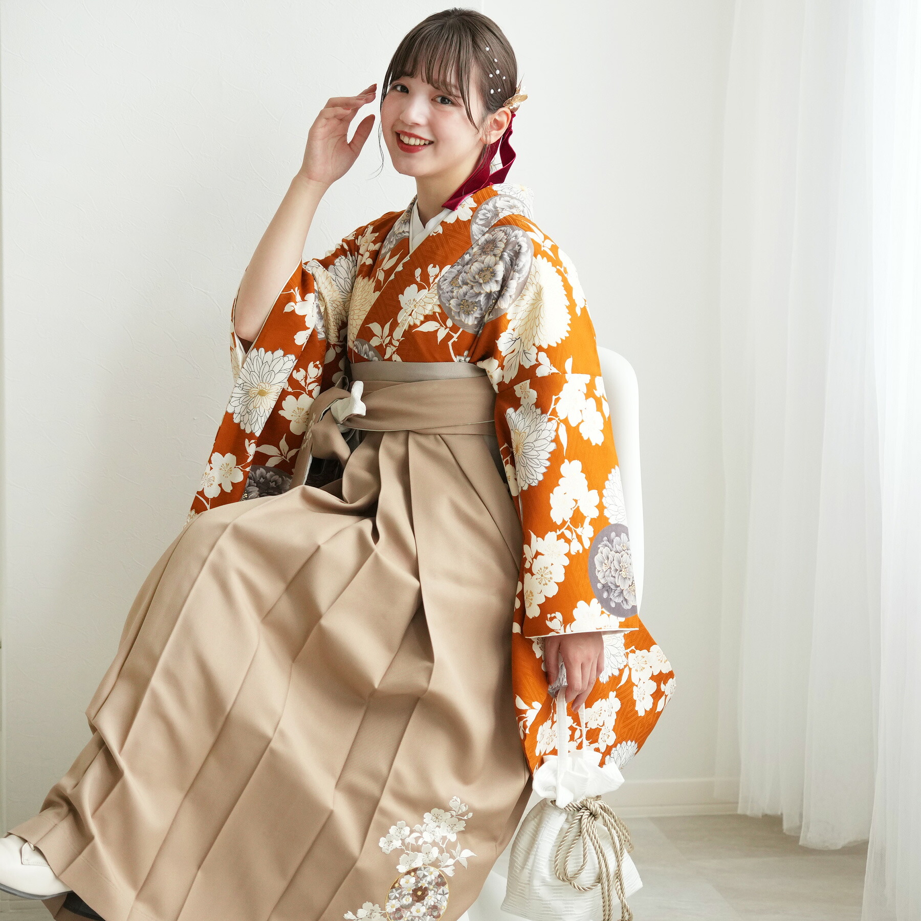 【レンタル】【九重 袴 17点セット 菊と桜紋・キャメル 日本製】 二尺袖着物 はかま フルセット 卒業式 大学生 専門学生 レディース 女性 足袋プレゼント 重ね衿縫い付済 往復送料無料｜ひよこ商店